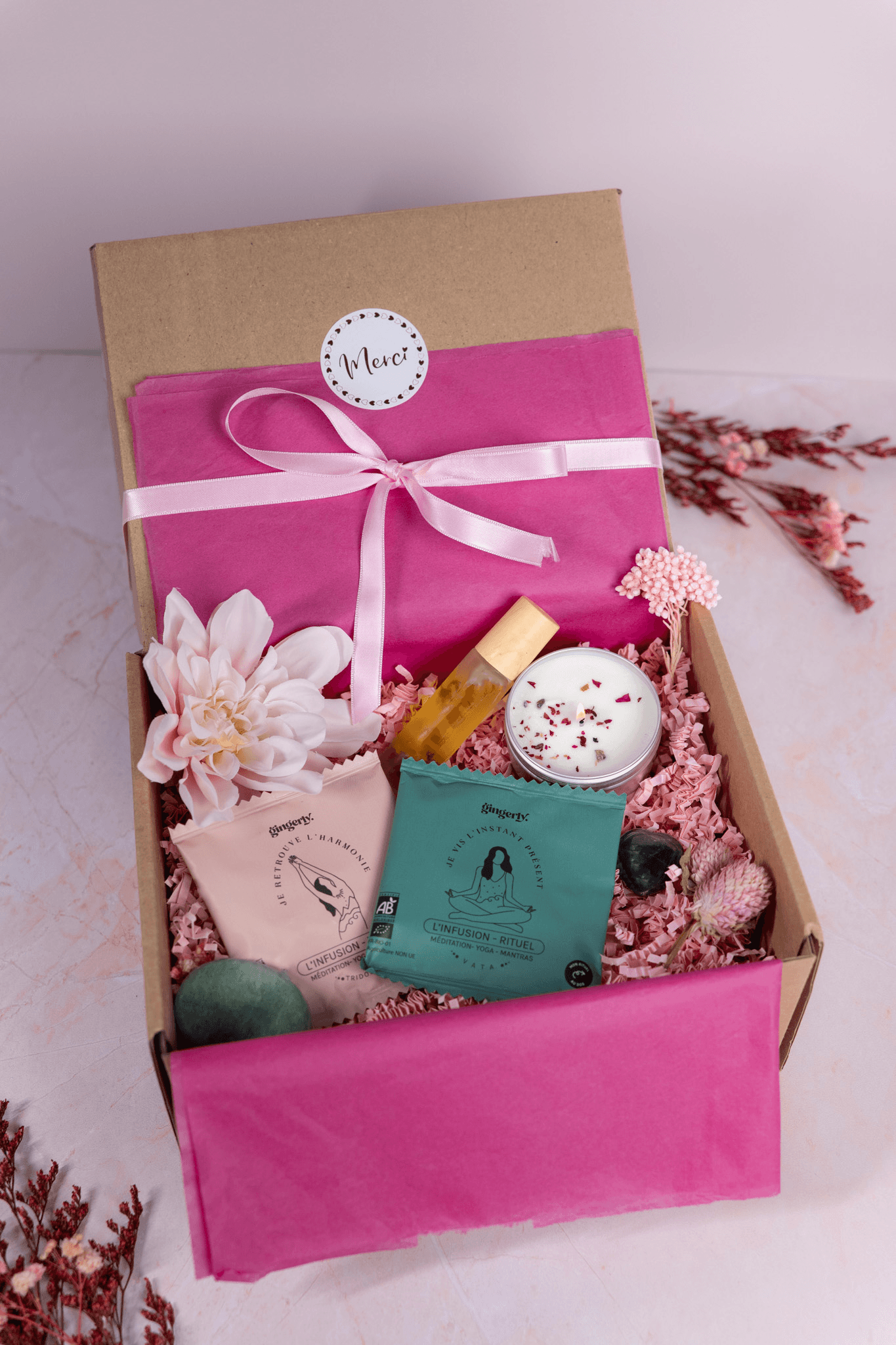 Coffret cadeau élégant avec des produits de beauté, parfait pour offrir en carte cadeau.